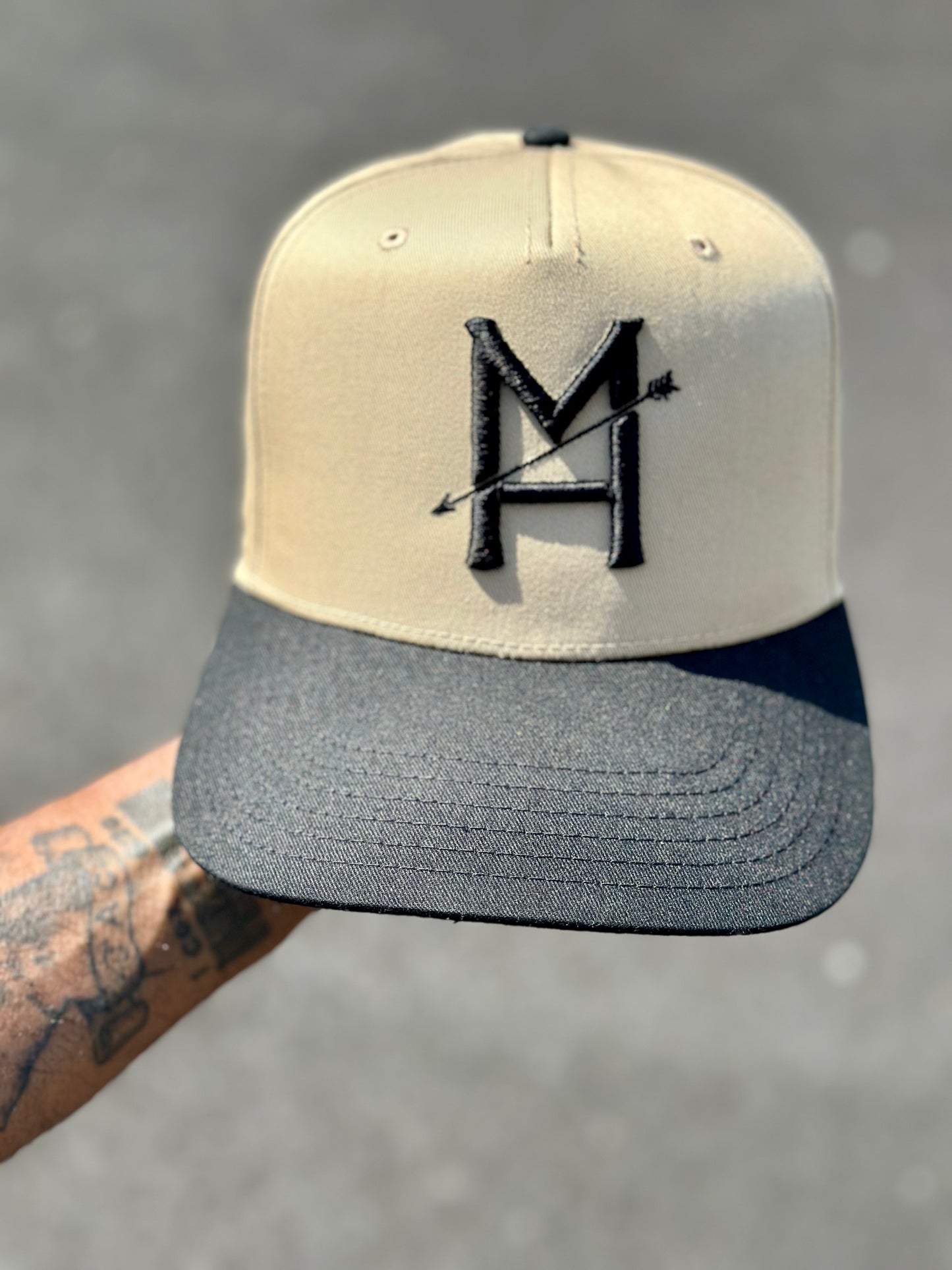 Black and Khaki MH Arrow